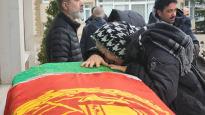 Ezgi Sertel'in babası son yolculuğu uğurlandı. Ünlü sunucu, tabuta sarılarak dakikalarca ağladı