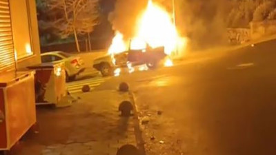 Arnavutköy'de park halindeki otomobil alev aldı