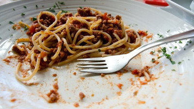 Dolapta kalan erişteyi yiyen genç bacaklarını kaybetti