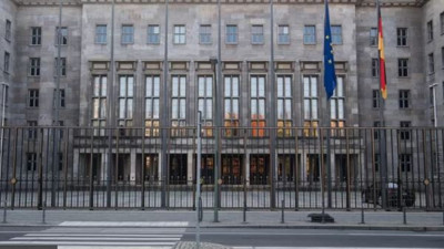 Almanya itibardan tasarruf etti. Halka ev lazım diyerek Başbakanlık binasının büyütülmesini reddettiler