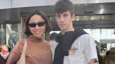 Zeynep Bastık kardeşini tanıttı. Abla kardeş alışverişe çıktı