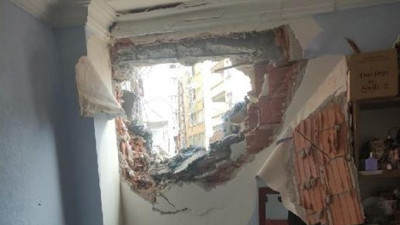 Beylikdüzü'nde yıkım sırasında yan binadaki dairenin duvarını yıktılar