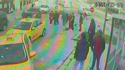 Taksici haraç isteyen yolcuları durağa götürüp meydan dayağı attırdı