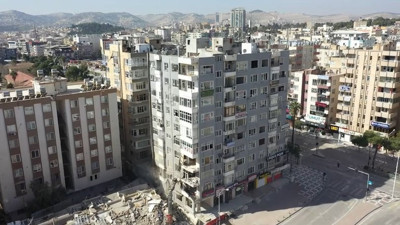 Ağır hasarlı binadan çelik kasa çalan kişiler hakkında tutuklama