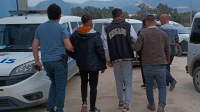 Çalıntı araçla geldiler. Madeni soydular