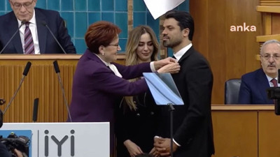 Gökhan Zan İYİ Parti'ye katıldı. Aday adayı oldu. Rozetini Akşener taktı