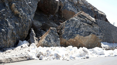 Kara yoluna düşen dev kaya ulaşımı aksattı