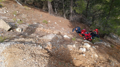 Kamyonet uçuruma uçtu