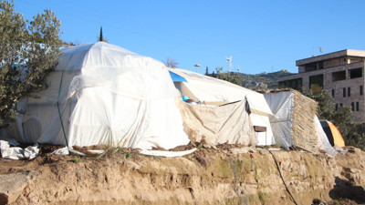 Depremzede aile serada yaşıyor. Çadır sorunu çözülmedi