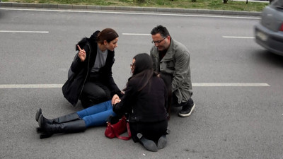 Yaya geçidini kullanmayan genç kızlara otomobil çarptı