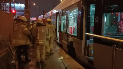 Cevizlibağ'da bir kişi tramvayın altına sıkıştı (22 Mart 2023)