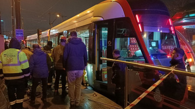 Cevizlibağ'da bir kişi tramvayın altına sıkıştı (23 Mart 2023)