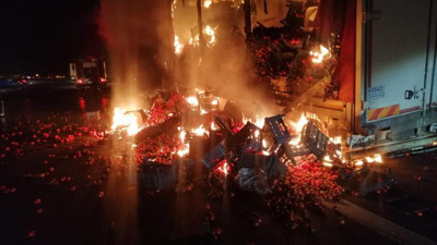 Domates yüklü kamyon yandı