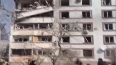 Rusya yine sivilleri katletti. 9 katlı apartmanı füzeyle vurdular