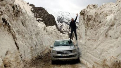 Çığ düşen 2 köy yolu, ulaşıma açıldı