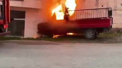 Park halindeki kamyonet alevlere teslim oldu (23 Mart 2023)