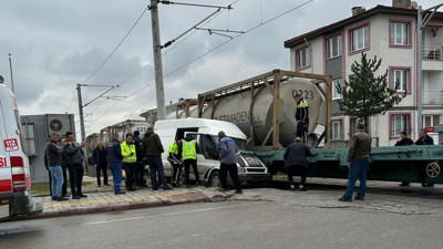 Kütahya'da yük treni minibüse çarptı: 1 yaralı