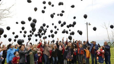 Antalya'da gökyüzü siyah balonlarla doldu