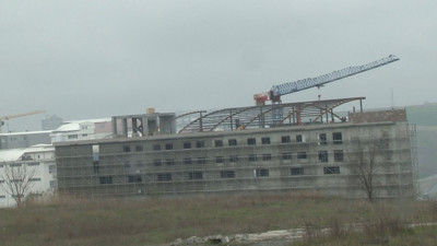 İnşaat işçisinin üzerine 4.kattan moloz döktü