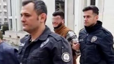 Böylesi de çıktı : Gülerek cezaevine gittiler