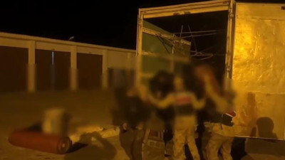 Ev eşyası olduğu söylenen kamyondan bakın ne çıktı