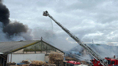 Kocaeli'nde boya fabrikasında yangın