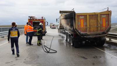 Sıcak asfalt malzemesi yüklü tır alev aldı