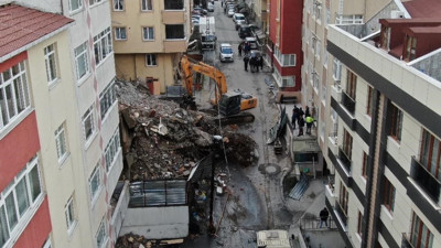 Kepçe, yıkılan binanın molozlarının altında kaldı