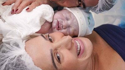 Ünlü oyuncu Claudia Raia 56 yaşında anne oldu