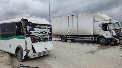 Tekirdağ’da kamyon ile yolcu minibüsü çarpıştı: 3 yaralı (24 Mart 2023)