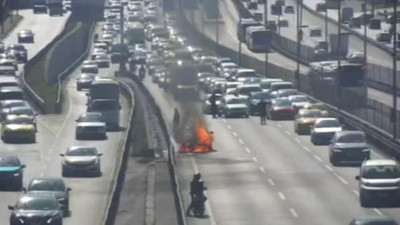 Karayolunda yanan araç yüzünden kilometrelerce kuyruk oldu