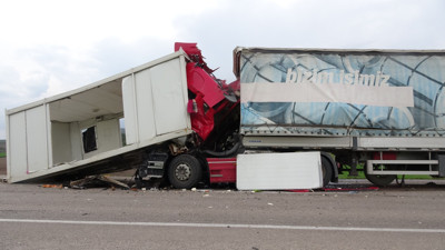 Kilis'te bir TIR park halindeki TIR'a çarptı