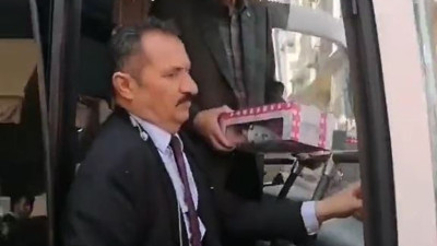 Erdoğan depremzedelere otobüsten oyuncak fırlattı