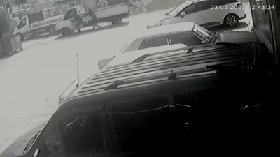 İzmir'de bir kişinin tabancayla yaralanması güvenlik kamerasında