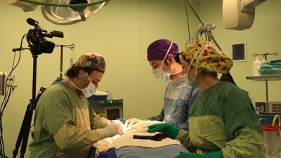 Dünyaca ünlü estetik cerraha ameliyatta Türk hekim eşlik etti