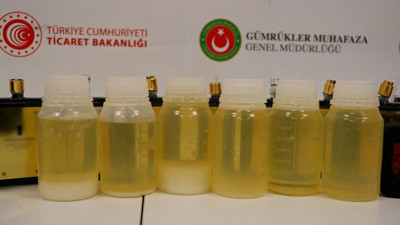 Parfüm şişesini açan polisler şok geçirdi. İçinden çıkan ‘yok artık’ dedirtti