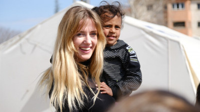 Oyuncu Wilma Elles'ten depremzede çocuklara ziyaret