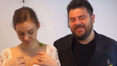 Komedyen Eser Yenenler eşiyle çektiği erik videosuyla güldürdü