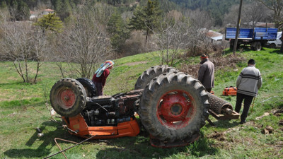 Bolu’da traktör devrildi: Dede öldü, torunu yaralandı