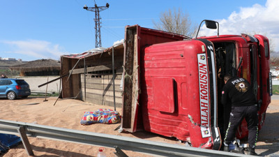 Samsun'da devrilen kamyondaki 2 kardeş yaralandı