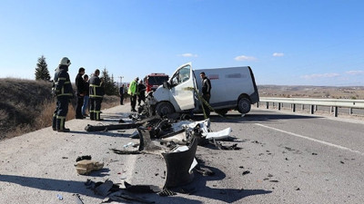 Kütahya'da minibüs ile süt tankeri çarptı: 1 ölü, 1 yaralı