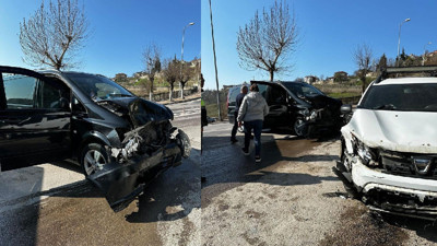 Korkunç trafik kazası araç kamerasına yansıdı. 3 yaralı