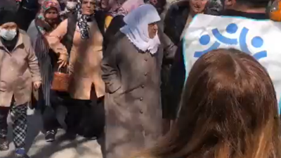 Muharrem İnce'ye imza vermek için gelen AKP'li ablalar teyzeler sosyal medyayı salladı