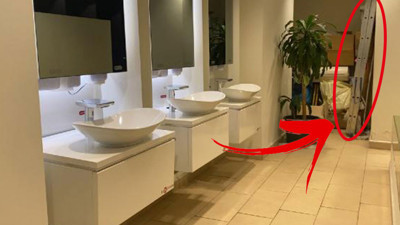 Tek kullanımı 25 TL aylık aboneliği 400 TL olan VIP tuvalette katlanır merdiven ortalıkta duruyor