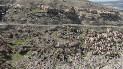 Baraj suları çekilince köy ortaya çıktı