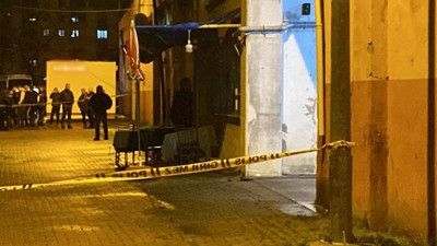 İş yerinde ailesini rehin aldı