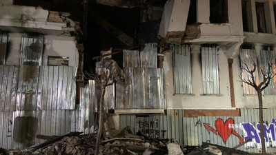 Dört ay önce yanan bina kısmen çöktü