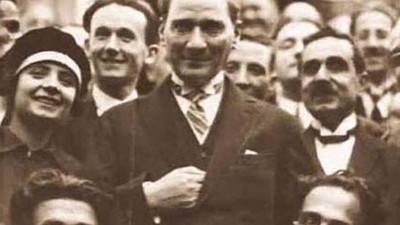 Atatürk sağ elini neden göğsünde tutardı?
