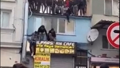 Polisten kaçan sığınmacılar çatıya çıktı. Yol geçen hanı Türkiye'den görüntüler