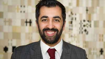 İskoçya'ya Pakistan asıllı Müslüman başbakan. İlk sözleri 'bağımsızlık' oldu